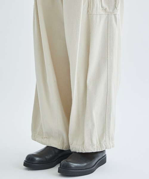 FACCIES（ファチーズ）の「【FACCIES/ファッチーズ】Silk Nep Wide Tuck Cargo Pt（カーゴパンツ・メンズ・カーキ/キナリ・1/2）」の4枚目の写真