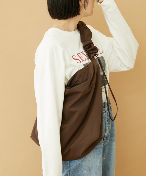 VIS（ビス）の「【雨や水を弾く】クシュクシュハンドルショルダーバッグ【A4対応】（ショルダーバッグ・レディース・ブラック/キナリ/オレンジ系その他4/ブラウン・FREE）」の4枚目の写真