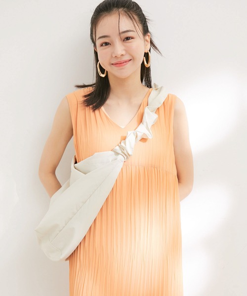 VIS（ビス）の「【雨や水を弾く】クシュクシュハンドルショルダーバッグ【A4対応】（ショルダーバッグ・レディース・ブラック/キナリ/オレンジ系その他4/ブラウン・FREE）」の2枚目の写真
