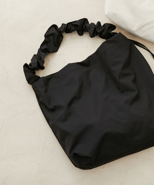 VIS（ビス）の「【雨や水を弾く】クシュクシュハンドルショルダーバッグ【A4対応】（ショルダーバッグ・レディース・ブラック/キナリ/オレンジ系その他4/ブラウン・FREE）」の3枚目の写真