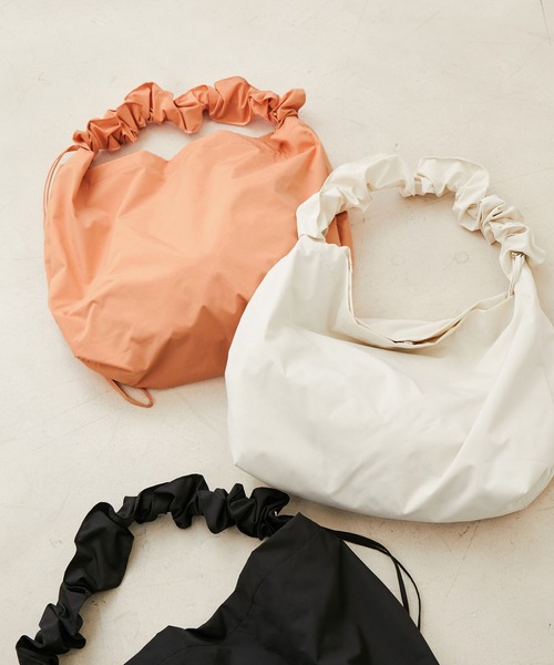 VIS（ビス）の「【雨や水を弾く】クシュクシュハンドルショルダーバッグ【A4対応】（ショルダーバッグ・レディース・ブラック/キナリ/オレンジ系その他4/ブラウン・FREE）」の11枚目の写真