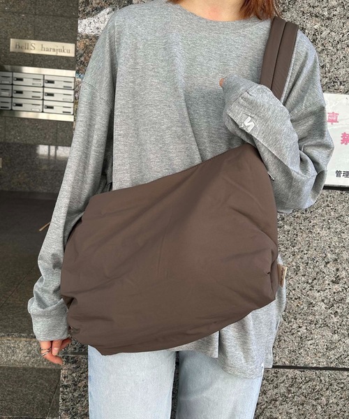 Legato Largo(レガートラルゴ)の「Legato Largo / パデッドナイロンハンモック A4ワンショルダー / LG-F3162(ショルダーバッグ・レディース・オリーブ/ネイビー/ブラウン/ブラック/ベージュ・ONESIZE)」の3枚目の写真