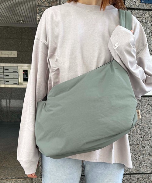 Legato Largo(レガートラルゴ)の「Legato Largo / パデッドナイロンハンモック A4ワンショルダー / LG-F3162(ショルダーバッグ・レディース・オリーブ/ネイビー/ブラウン/ブラック/ベージュ・ONESIZE)」の5枚目の写真