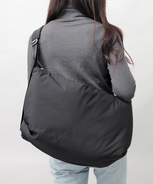 Legato Largo（レガートラルゴ）の「撥水 パデッドナイロン 軽量 肩楽 ハンモック ビッグサイズ ショルダーバッグ（ショルダーバッグ・メンズ・ブラック・FREE）」の9枚目の写真