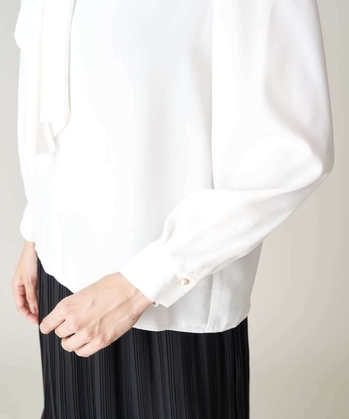 a.v.v(アーヴェヴェ)の「ラッフルボウタイブラウス(シャツ/ブラウス・レディース・ダークインディゴブルー/ホワイト・42/34/38/36/40)」の14枚目の写真