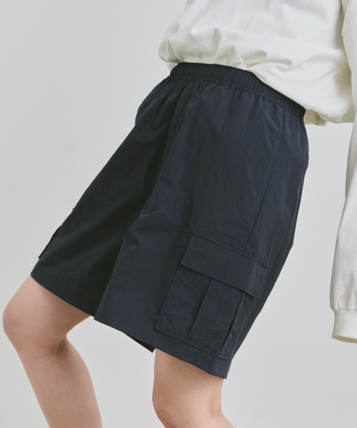 flaner(フラネ)の「Loose nylon cargo short pants / ルーズナイロンカーゴショートパンツ(カーゴパンツ・レディース・ブラック/ネイビー・LARGE/MEDIUM/SMALL)」の2枚目の写真