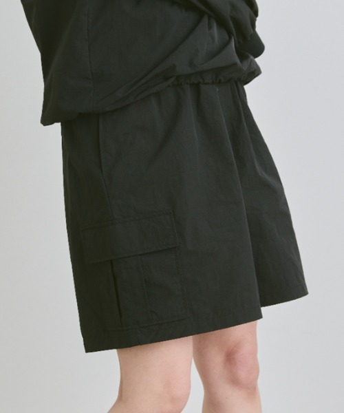 flaner(フラネ)の「Loose nylon cargo short pants / ルーズナイロンカーゴショートパンツ(カーゴパンツ・レディース・ブラック/ネイビー・LARGE/MEDIUM/SMALL)」の1枚目の写真