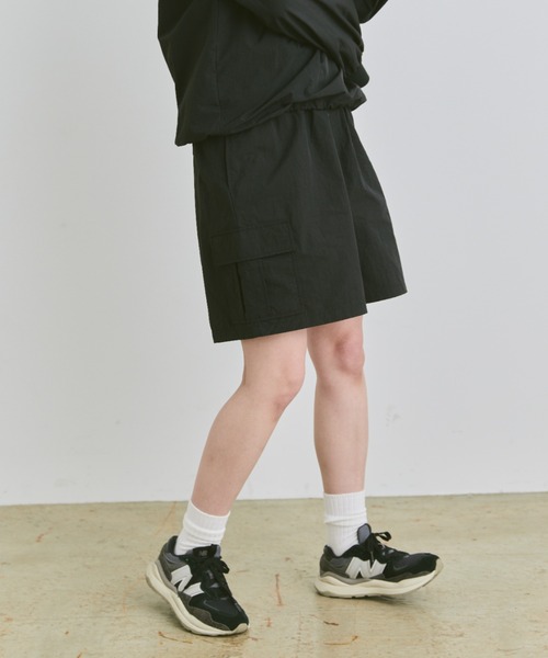 flaner(フラネ)の「Loose nylon cargo short pants / ルーズナイロンカーゴショートパンツ(カーゴパンツ・レディース・ブラック/ネイビー・LARGE/MEDIUM/SMALL)」の14枚目の写真