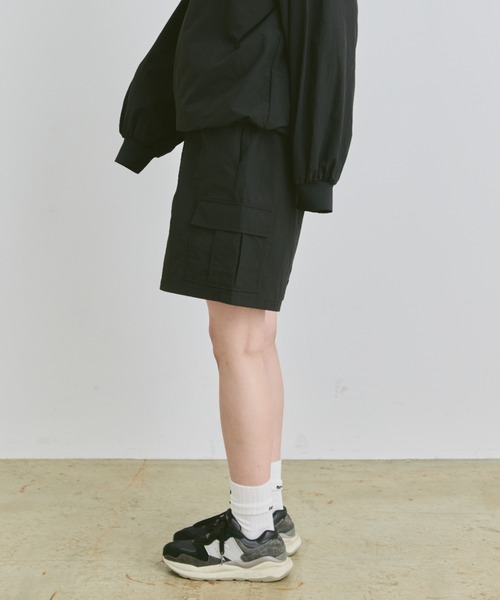 flaner(フラネ)の「Loose nylon cargo short pants / ルーズナイロンカーゴショートパンツ(カーゴパンツ・レディース・ブラック/ネイビー・LARGE/MEDIUM/SMALL)」の15枚目の写真