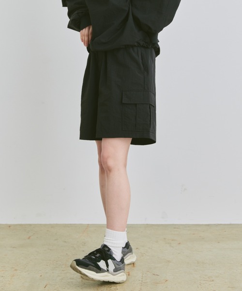 flaner(フラネ)の「Loose nylon cargo short pants / ルーズナイロンカーゴショートパンツ(カーゴパンツ・レディース・ブラック/ネイビー・LARGE/MEDIUM/SMALL)」の13枚目の写真