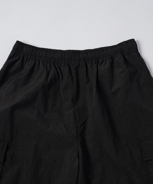 flaner(フラネ)の「Loose nylon cargo short pants / ルーズナイロンカーゴショートパンツ(カーゴパンツ・レディース・ブラック/ネイビー・LARGE/MEDIUM/SMALL)」の3枚目の写真