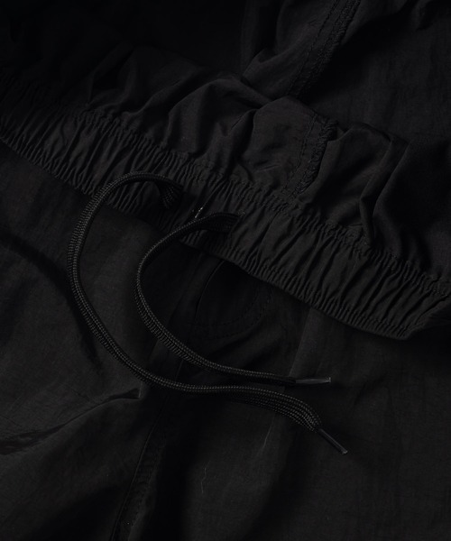 flaner(フラネ)の「Loose nylon cargo short pants / ルーズナイロンカーゴショートパンツ(カーゴパンツ・レディース・ブラック/ネイビー・LARGE/MEDIUM/SMALL)」の4枚目の写真