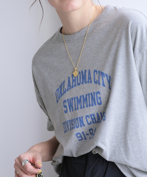 journal standard L'essage（ジャーナルスタンダードレサージュ）の「【ST.JOHNS 3RD CLUB】OKLAHOMA CITY x SWIM：Tシャツ（Tシャツ/カットソー・レディース・ネイビー/チャコールグレー・FREE）」の2枚目の写真