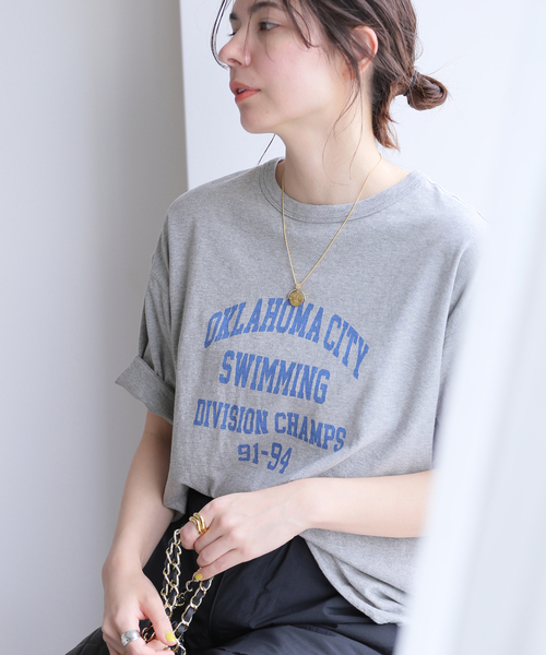 journal standard L'essage（ジャーナルスタンダードレサージュ）の「【ST.JOHNS 3RD CLUB】OKLAHOMA CITY x SWIM：Tシャツ（Tシャツ/カットソー・レディース・ネイビー/チャコールグレー・FREE）」の3枚目の写真