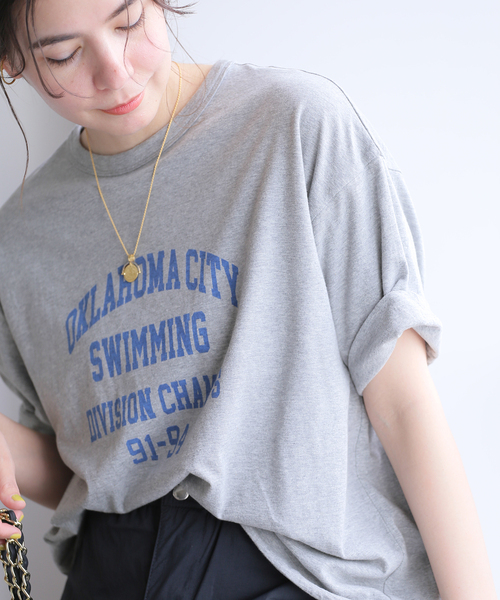 journal standard L'essage（ジャーナルスタンダードレサージュ）の「【ST.JOHNS 3RD CLUB】OKLAHOMA CITY x SWIM：Tシャツ（Tシャツ/カットソー・レディース・ネイビー/チャコールグレー・FREE）」の4枚目の写真
