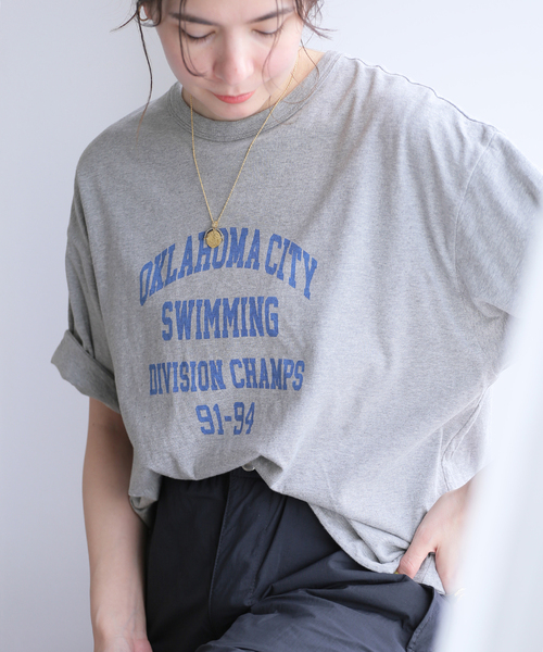 journal standard L'essage（ジャーナルスタンダードレサージュ）の「【ST.JOHNS 3RD CLUB】OKLAHOMA CITY x SWIM：Tシャツ（Tシャツ/カットソー・レディース・ネイビー/チャコールグレー・FREE）」の5枚目の写真