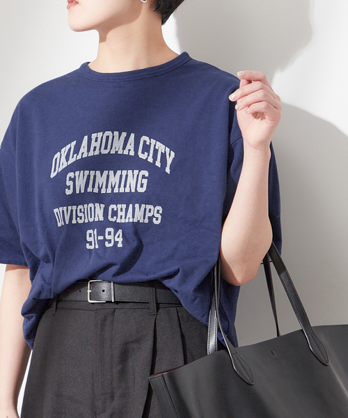 journal standard L'essage（ジャーナルスタンダードレサージュ）の「【ST.JOHNS 3RD CLUB】OKLAHOMA CITY x SWIM：Tシャツ（Tシャツ/カットソー・レディース・ネイビー/チャコールグレー・FREE）」の16枚目の写真