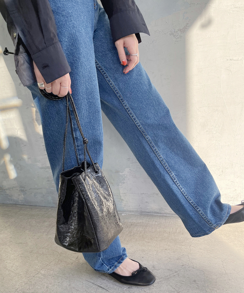 ESLOW（エスロー）の「【ESLOW / エスロー】 METALLIC SHOULDER BAG（ショルダーバッグ・レディース・シルバー/ブラック・FREE）」の2枚目の写真