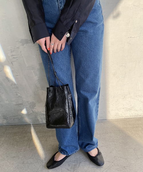 ESLOW（エスロー）の「【ESLOW / エスロー】 METALLIC SHOULDER BAG（ショルダーバッグ・レディース・シルバー/ブラック・FREE）」の3枚目の写真