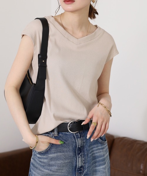 atONE（アットワン）の「atONE Vネックリブノースリーブ（Tシャツ/カットソー・レディース・カーキ/ベージュ/杢グレー/ブラック/オフホワイト・4L～5L/M-L/LL～3L）」の4枚目の写真