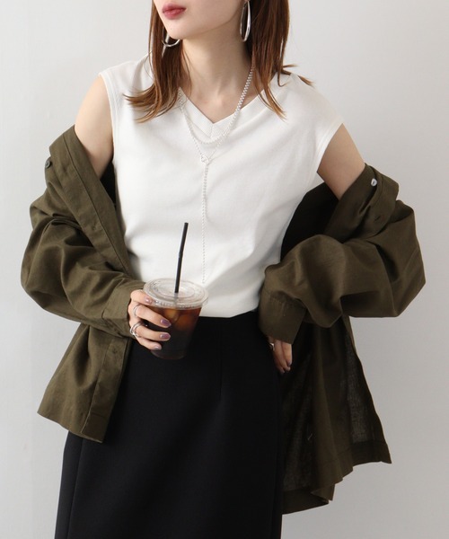 atONE（アットワン）の「atONE Vネックリブノースリーブ（Tシャツ/カットソー・レディース・カーキ/ベージュ/杢グレー/ブラック/オフホワイト・4L～5L/M-L/LL～3L）」の2枚目の写真