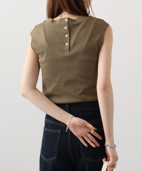 atONE（アットワン）の「atONE Vネックリブノースリーブ（Tシャツ/カットソー・レディース・カーキ/ベージュ/杢グレー/ブラック/オフホワイト・4L～5L/M-L/LL～3L）」の5枚目の写真