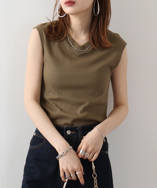 atONE（アットワン）の「atONE Vネックリブノースリーブ（Tシャツ/カットソー・レディース・カーキ/ベージュ/杢グレー/ブラック/オフホワイト・4L～5L/M-L/LL～3L）」の21枚目の写真