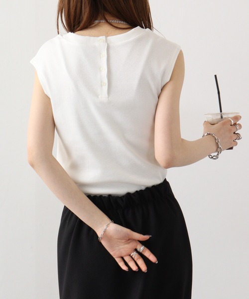 atONE（アットワン）の「atONE Vネックリブノースリーブ（Tシャツ/カットソー・レディース・カーキ/ベージュ/杢グレー/ブラック/オフホワイト・4L～5L/M-L/LL～3L）」の8枚目の写真