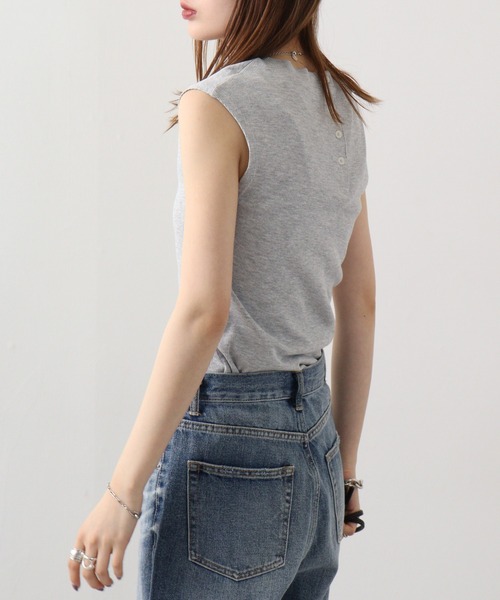 atONE（アットワン）の「atONE Vネックリブノースリーブ（Tシャツ/カットソー・レディース・カーキ/ベージュ/杢グレー/ブラック/オフホワイト・4L～5L/M-L/LL～3L）」の17枚目の写真