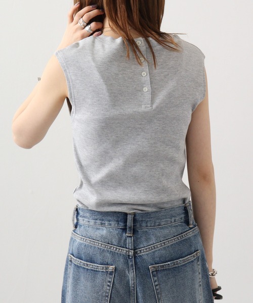 atONE（アットワン）の「atONE Vネックリブノースリーブ（Tシャツ/カットソー・レディース・カーキ/ベージュ/杢グレー/ブラック/オフホワイト・4L～5L/M-L/LL～3L）」の18枚目の写真