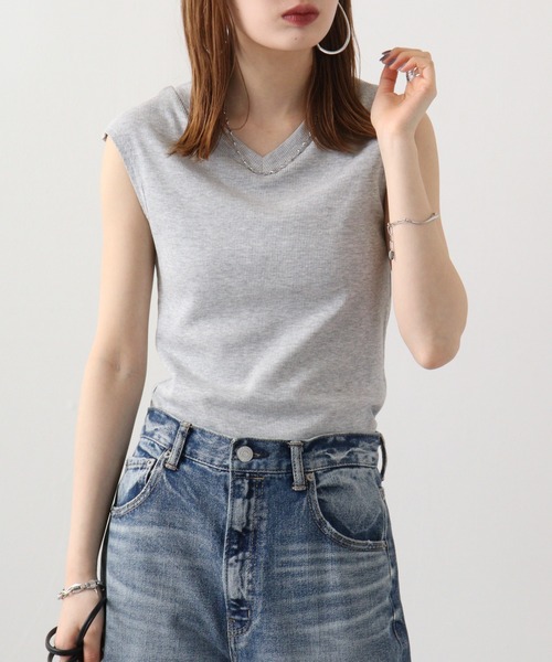atONE（アットワン）の「atONE Vネックリブノースリーブ（Tシャツ/カットソー・レディース・カーキ/ベージュ/杢グレー/ブラック/オフホワイト・4L～5L/M-L/LL～3L）」の16枚目の写真