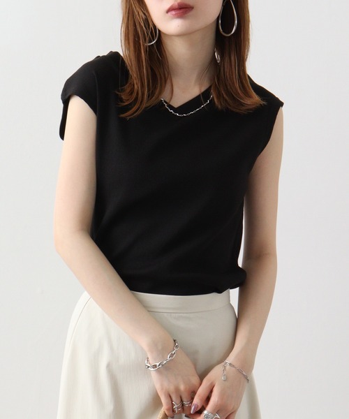 atONE（アットワン）の「atONE Vネックリブノースリーブ（Tシャツ/カットソー・レディース・カーキ/ベージュ/杢グレー/ブラック/オフホワイト・4L～5L/M-L/LL～3L）」の11枚目の写真