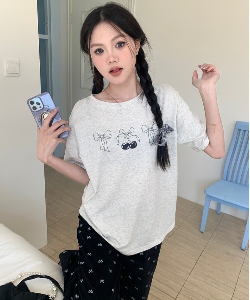 DIAVEL(ディアベル)の「韓国風 チェリー×リボンプリントTシャツ(Tシャツ/カットソー・レディース・ライトグレー/ホワイト/ホワイト系1・M)」の11枚目の写真