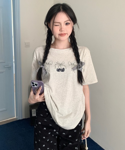 DIAVEL(ディアベル)の「韓国風 チェリー×リボンプリントTシャツ(Tシャツ/カットソー・レディース・ライトグレー/ホワイト/ホワイト系1・M)」の8枚目の写真