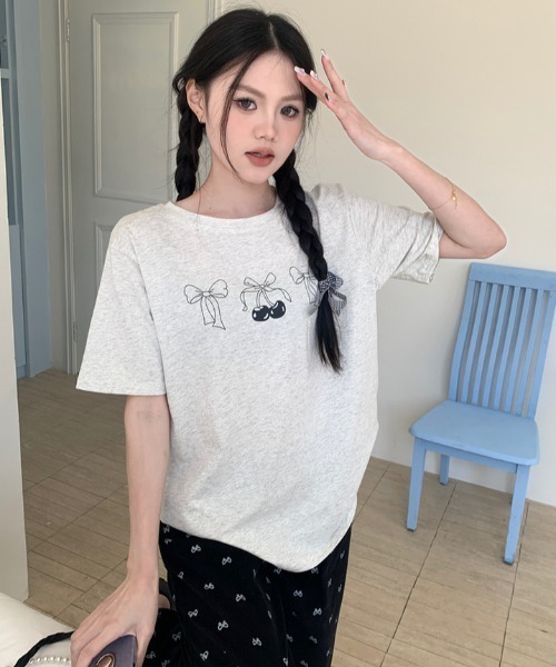 DIAVEL(ディアベル)の「韓国風 チェリー×リボンプリントTシャツ(Tシャツ/カットソー・レディース・ライトグレー/ホワイト/ホワイト系1・M)」の7枚目の写真
