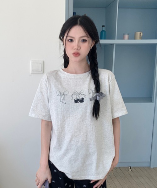 DIAVEL(ディアベル)の「韓国風 チェリー×リボンプリントTシャツ(Tシャツ/カットソー・レディース・ライトグレー/ホワイト/ホワイト系1・M)」の6枚目の写真