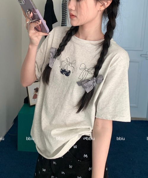 DIAVEL(ディアベル)の「韓国風 チェリー×リボンプリントTシャツ(Tシャツ/カットソー・レディース・ライトグレー/ホワイト/ホワイト系1・M)」の5枚目の写真