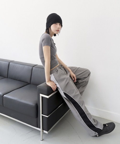 UNE MANSION(ユヌマンション)の「バイカラーストリングストレートナイロンパンツ(カーゴパンツ・レディース・グレー/カーキ・FREE)」の6枚目の写真