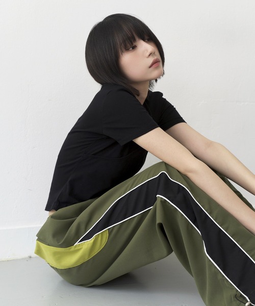 UNE MANSION(ユヌマンション)の「バイカラーストリングストレートナイロンパンツ(カーゴパンツ・レディース・グレー/カーキ・FREE)」の13枚目の写真