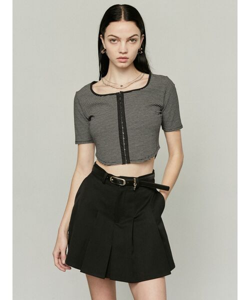 EMODA（エモダ）の「チャームベルトプリーツスカート（スカート・レディース・グレー/ブラウン/ブラック・MEDIUM/SMALL）」の5枚目の写真