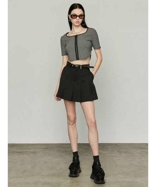 EMODA（エモダ）の「チャームベルトプリーツスカート（スカート・レディース・グレー/ブラウン/ブラック・MEDIUM/SMALL）」の6枚目の写真