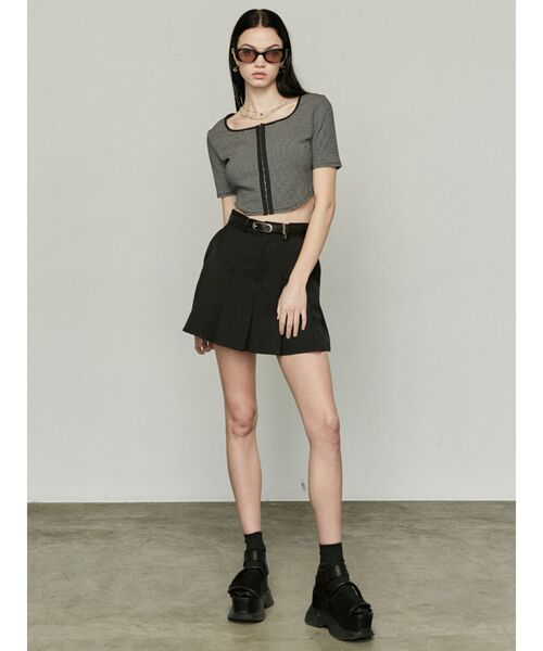 EMODA（エモダ）の「チャームベルトプリーツスカート（スカート・レディース・グレー/ブラウン/ブラック・MEDIUM/SMALL）」の7枚目の写真