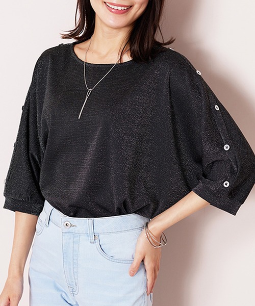 BELLUNA PLUS(ベルーナ)の「ラメ調肩ボタンデザインプルオーバー(Tシャツ/カットソー・レディース・エメラルド/イエロー/ブラック・MEDIUM/X-LARGE/LARGE)」の1枚目の写真