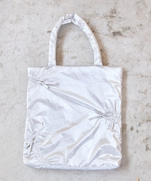 LAKOLE（ラコレ）の「メタリックリボントートバッグ / 141808（トートバッグ・レディース・ブルー/シルバー/ブラック・FREE）」の2枚目の写真