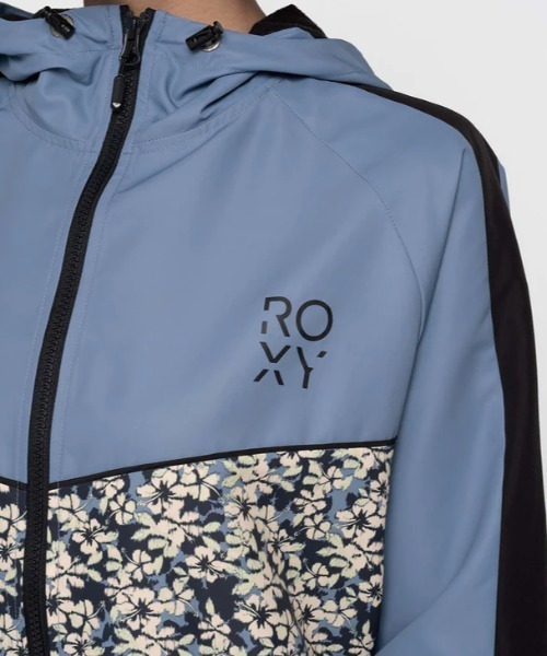 ROXY（ロキシー）の「HEALING TIME JACKET/ロキシー撥水加工ナイロンジャケット（ブルゾン・レディース・ブルー/マルチ/ブラック・LARGE/MEDIUM/SMALL）」の19枚目の写真