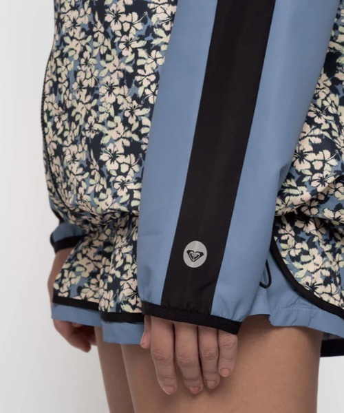 ROXY（ロキシー）の「HEALING TIME JACKET/ロキシー撥水加工ナイロンジャケット（ブルゾン・レディース・ブルー/マルチ/ブラック・LARGE/MEDIUM/SMALL）」の16枚目の写真