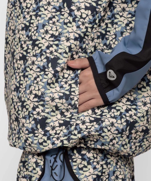ROXY（ロキシー）の「HEALING TIME JACKET/ロキシー撥水加工ナイロンジャケット（ブルゾン・レディース・ブルー/マルチ/ブラック・LARGE/MEDIUM/SMALL）」の15枚目の写真