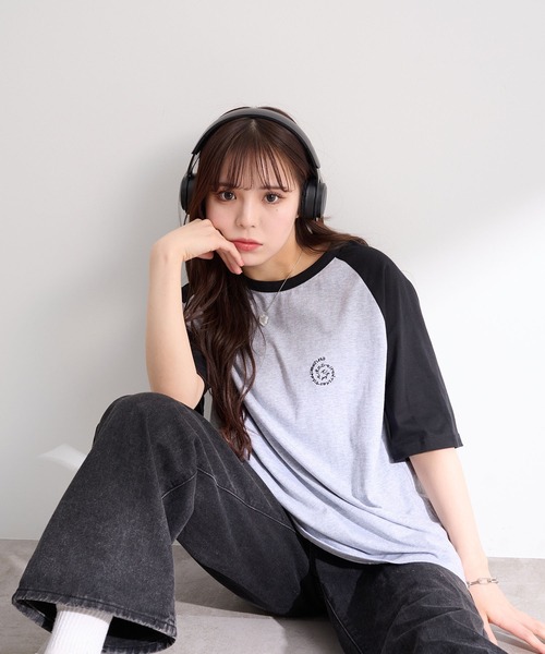 favclo.（ファブクロ）の「Color Block Big Logo Tee / カラーブロック ビッグロゴTシャツ（Tシャツ/カットソー・レディース・オフホワイト/グレー・FREE）」の2枚目の写真