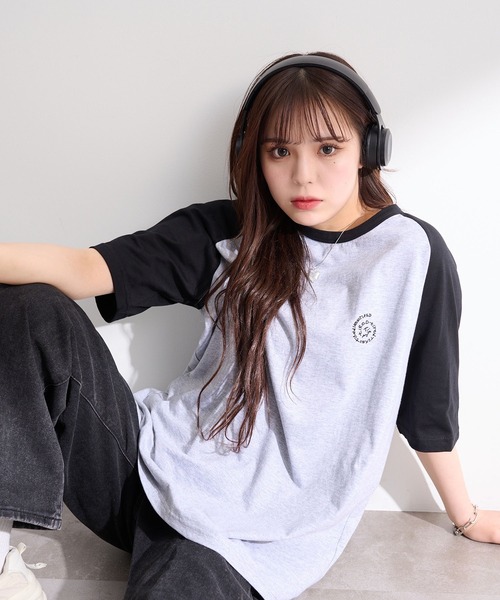 favclo.（ファブクロ）の「Color Block Big Logo Tee / カラーブロック ビッグロゴTシャツ（Tシャツ/カットソー・レディース・オフホワイト/グレー・FREE）」の4枚目の写真