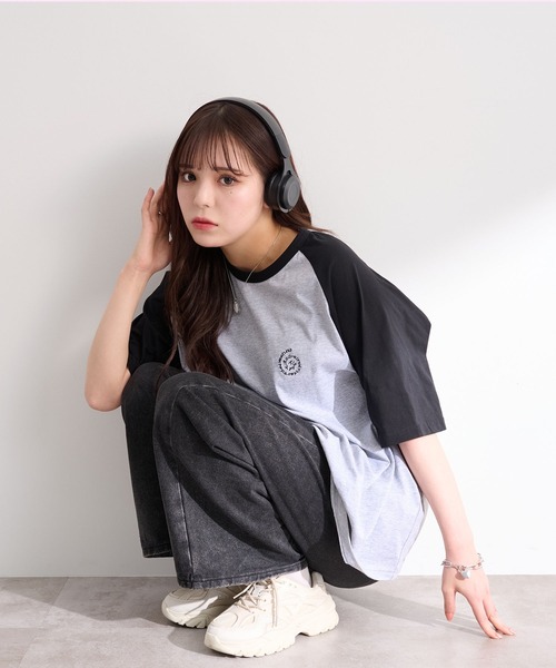 favclo.（ファブクロ）の「Color Block Big Logo Tee / カラーブロック ビッグロゴTシャツ（Tシャツ/カットソー・レディース・オフホワイト/グレー・FREE）」の5枚目の写真